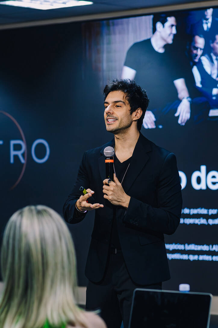 Marco Lafico falando ao microfone