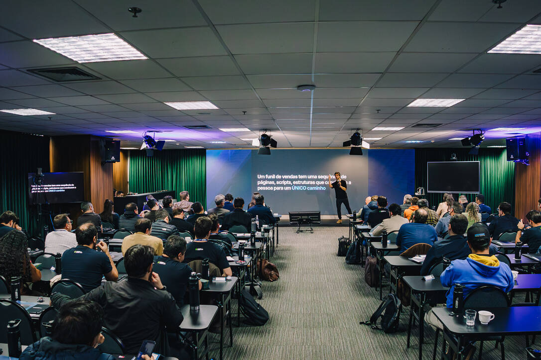 Sala cheia durante encontro presencial do programa