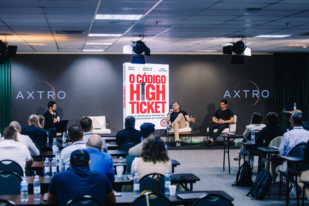 Bate-papo no palco com o livro O Código High Ticket ao fundo