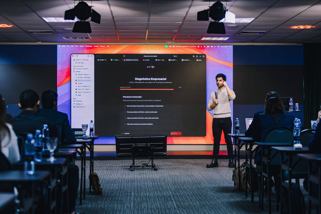 Sala de mentoria com tela de diagnóstico empresarial