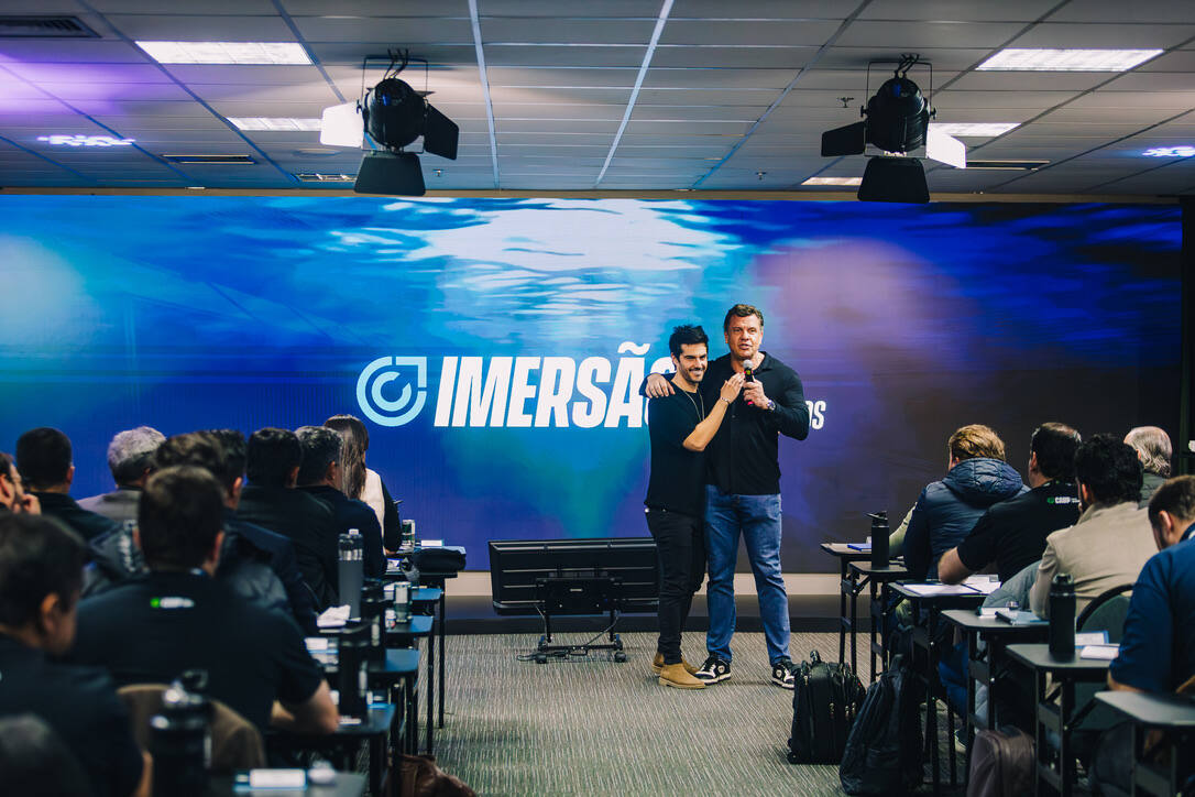 Palco da imersão com a sala cheia